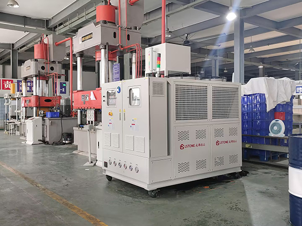 防彈頭盔生產，防彈頭盔模溫機生產避免溫差